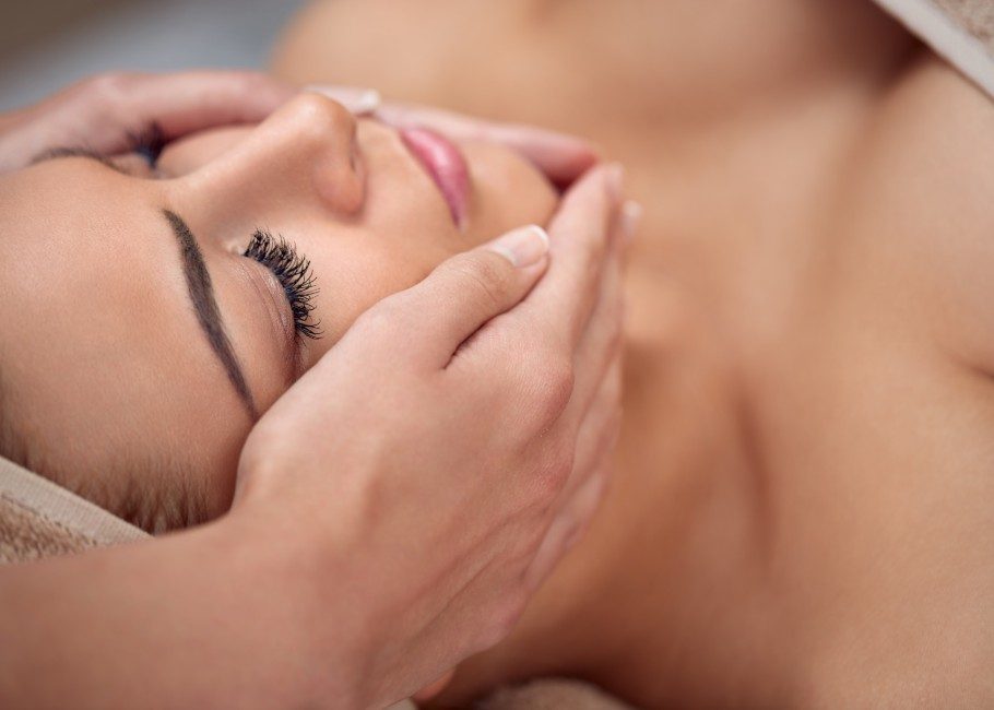 The Well Signature Hydrafacial Face & Décolletage